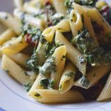 Makaron penne wegetariański ze szpinakiem i suszonymi pomidorami