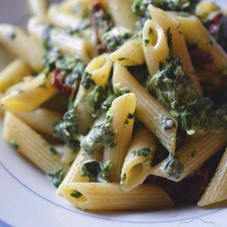 Makaron penne wegetariański ze szpinakiem i suszonymi pomidorami