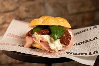 7 Mortadella, stracciatella, pomodori secchi, basilico fresco