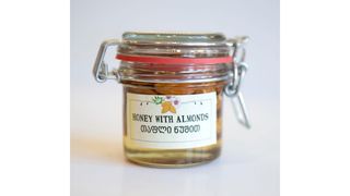 თაფლი ნუშით სუვენირული