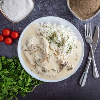 Piletina u sosu od vrganja sa prilogom