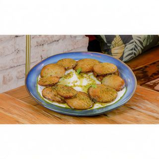 Berenjenas rebozadas con crema de queso fresco y pesto verde (plato)