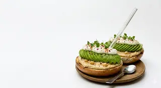 Bagel De Hummus Y Aguacate