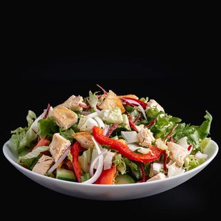 Salată cu piept de pui la grătar