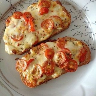 Tostada grande de quesos y tomate cherry