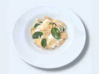 Равіолі чотири сира під вершковим соусом з пармезаном (210g)