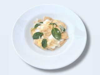 Равіолі чотири сира під вершковим соусом з пармезаном (210g)