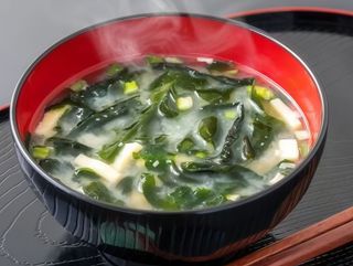 Zuppa di alghe con uova
