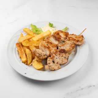 Svinjski ražnjići s pomfritom