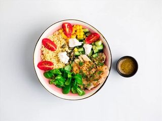 Салат Боул с курицей и булгуром 
