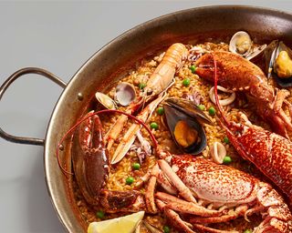 Paella real de mariscos con bogavante para 2 personas