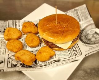 Hamburguesa Junior Con Nuggets De Pollo