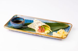 Temaki cu ton, ceapă verde, Sriracha 