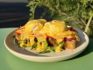 Яйце пашот з беконом та сиром чедер (300g)