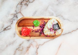 Onigiri z łososiem pieczonym