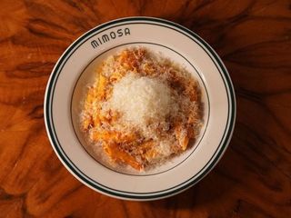 Makaron penne z sosem pomidorowym i serem