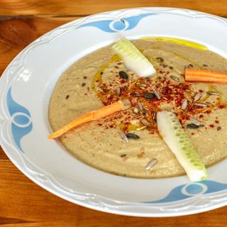 Hummus De Garbanzos Con Nueces Y Pimentón