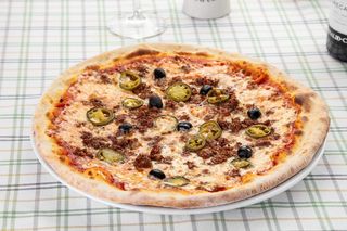 Пицца с перцем халапеньо и соусом "Болоньезе"