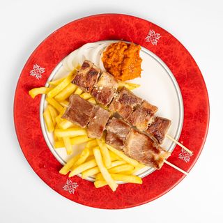 Svinjski ražnjići i pomfrit