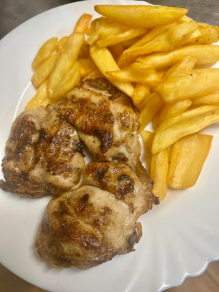 Пилешка пържола бут с гарнитури пържени картофи и зеле и моркови