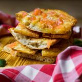 Coca de pan con tomate