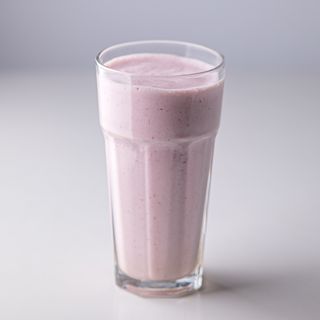 Молочний коктейль полуниця