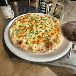 Pizza a los cuatro quesos