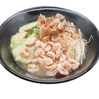 32 Spaghetti in brodo con gambero uova e verdure