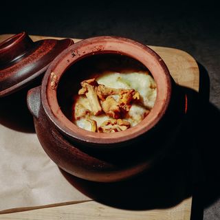 Горшик з картопляним пюре, курячим філе, овочами, моцарелою та бринзою