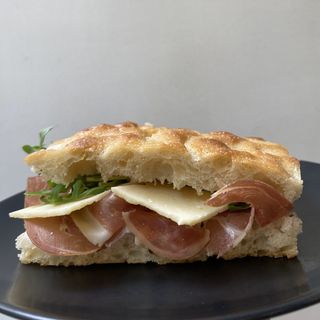 Focaccia serranito, cheddar curado