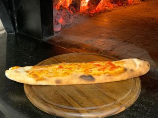 Skattata con mozzarella, ricotta forte, salsa e rucola