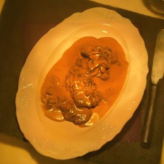 Медальоны из телятины со сливочно-грибным соусом