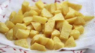 Patatas fritas caseras en dados
