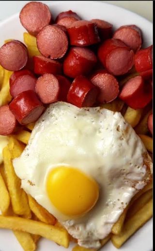 Patatas con huevo y salchichas