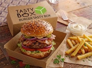 Meniu Burger Tasty Box servit cu cartofi prajiti si sos de maioneza
