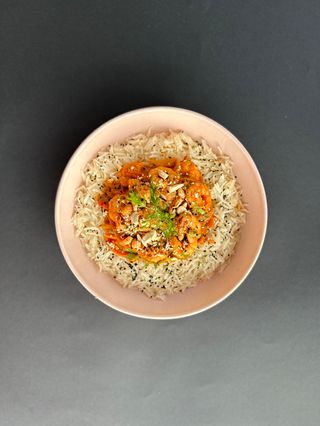 Sauté de gambas au curry rouge, légumes et riz basmati 