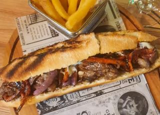 Bocadillo De Entraña Con Patatas Fritas 