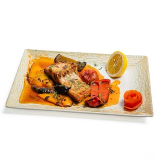 Saramura romaneasca din crap proaspat servita cu mămăligă