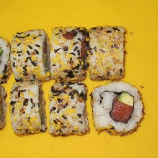 68A-Atun,aguacate envuelto en furikake