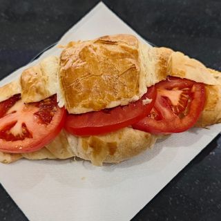 Cornetto con tonno e pomodoro