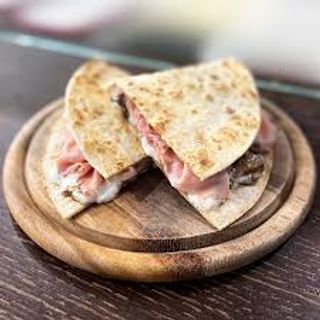 Piadina con prosciutto cotto, funghi, mozzarella e maionese