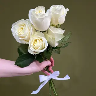 Buchet cu 5 trandafiri albi si fundita