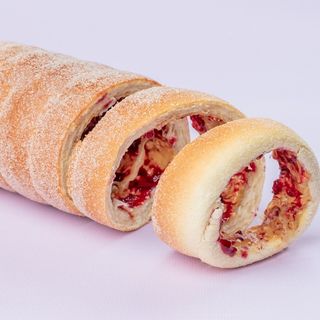 Kołacz masło orzechowe i dżem porzeczkowy