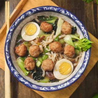 27. Ramen piccante con polpette di carne, uova e verdure