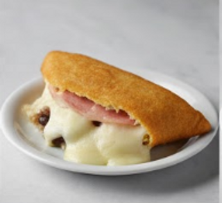 Empanada Venezolana De Jamón Y Queso (1 Ud.)