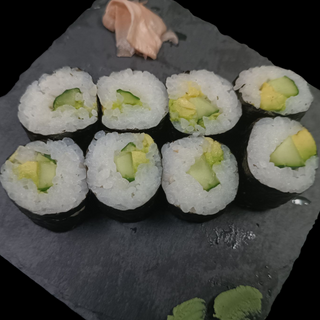 Hosomaki de pepino y aguacate