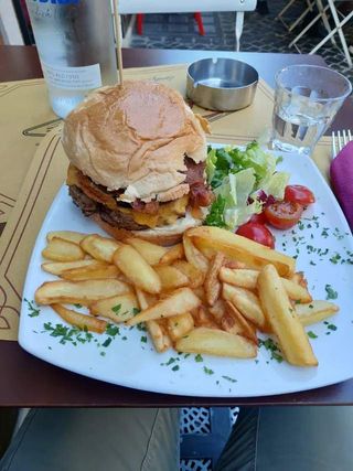 Supremo hamburger di manzo con patate fritte