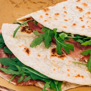 Пиадина Прошуто крудо (запечен италиански сандвич) 