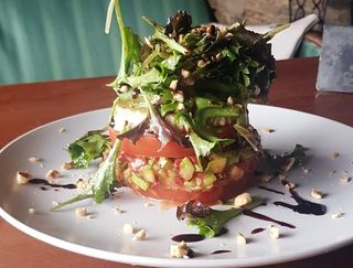 Салата с френско козе сирене