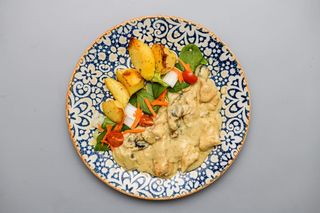 Escalop de pui, cartofi la cuptor și salată verde mixtă